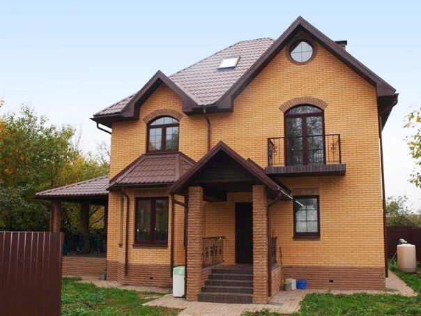 Дом из кирпича с мансардой в Новосибирске